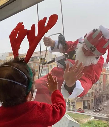 El Pare Noel visita els nens de Pediatria de Sant Pau acompanyat dels bombers