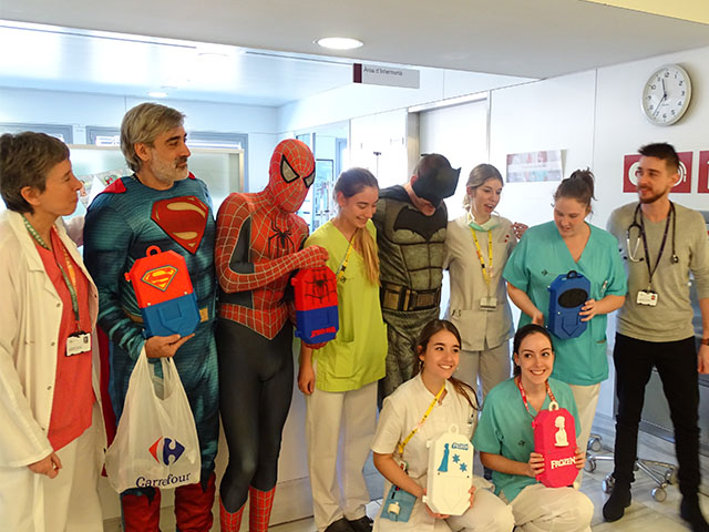 Els Superherois visiten als infants de Sant Pau