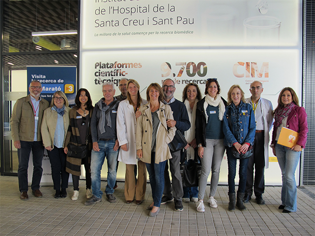 Un grup de ciutadans visiten el projecte de La Marató a l’Institut de Recerca