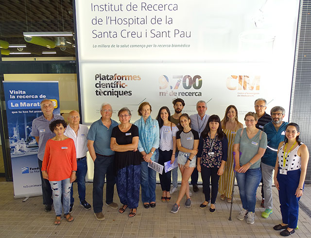 Un grup de ciutadans visiten el projecte de La Marató a l’Institut de Recerca de Sant Pau