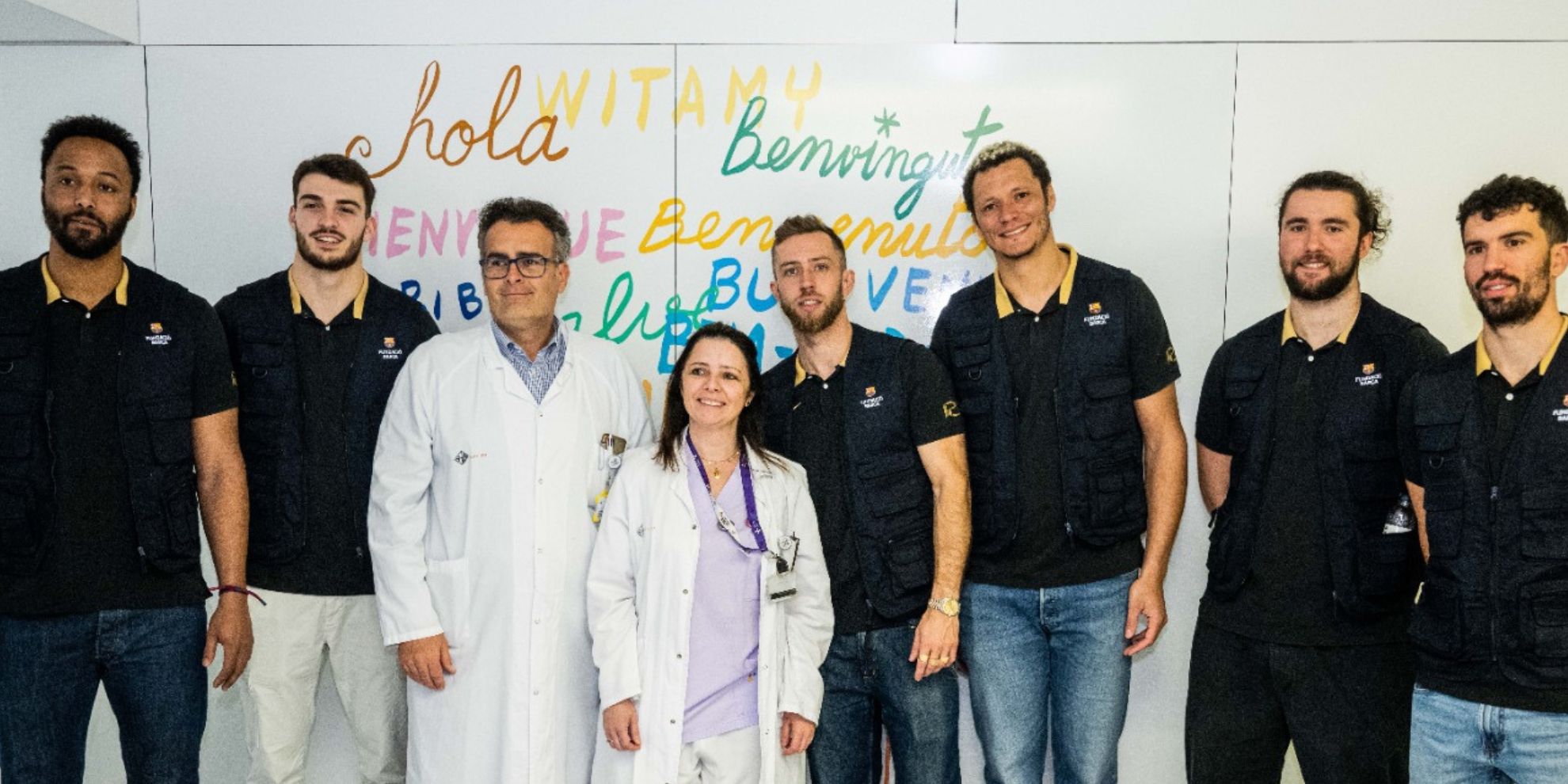 Els infants de Sant Pau reben la visita de l’equip d’handbol del FC Barcelona